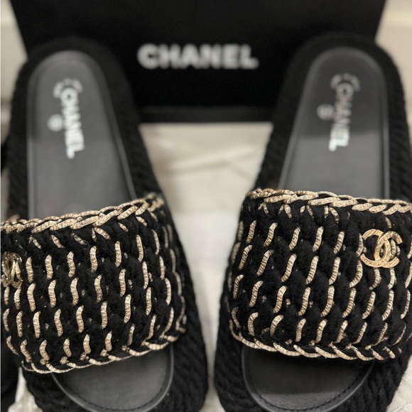 New CHANEL Braided Knit Black Mules. Size 42 with gold CC adornments. 22C - Picture 4 of 6